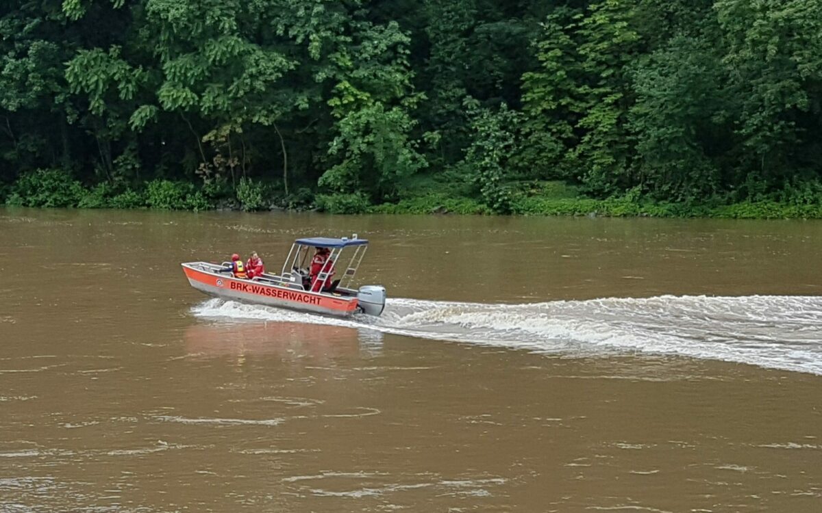 Ein Boot der Wasserwacht fährt auf dem Main Ein Boot der Wasserwacht fährt auf dem Main